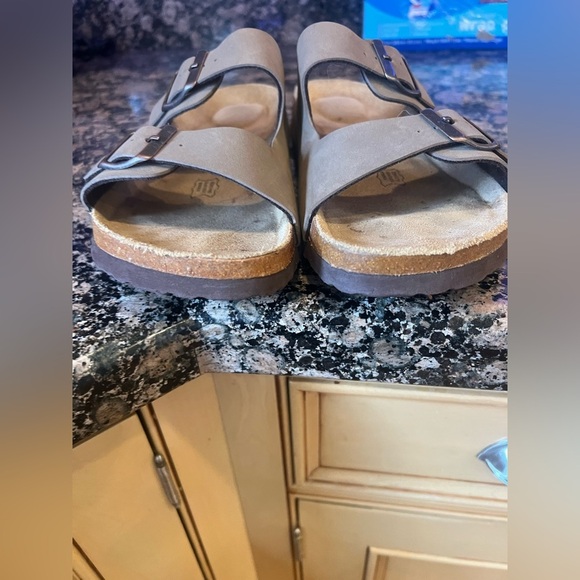 Cushion, air, ladies, sandal size 8 1/2 excellent condition Tang colored - Picture 8 of 10